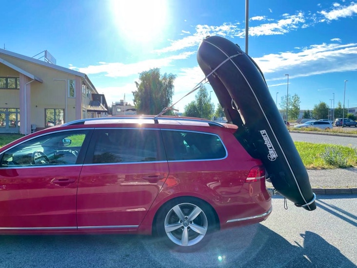 Roddbåt och hållare för transport på bil