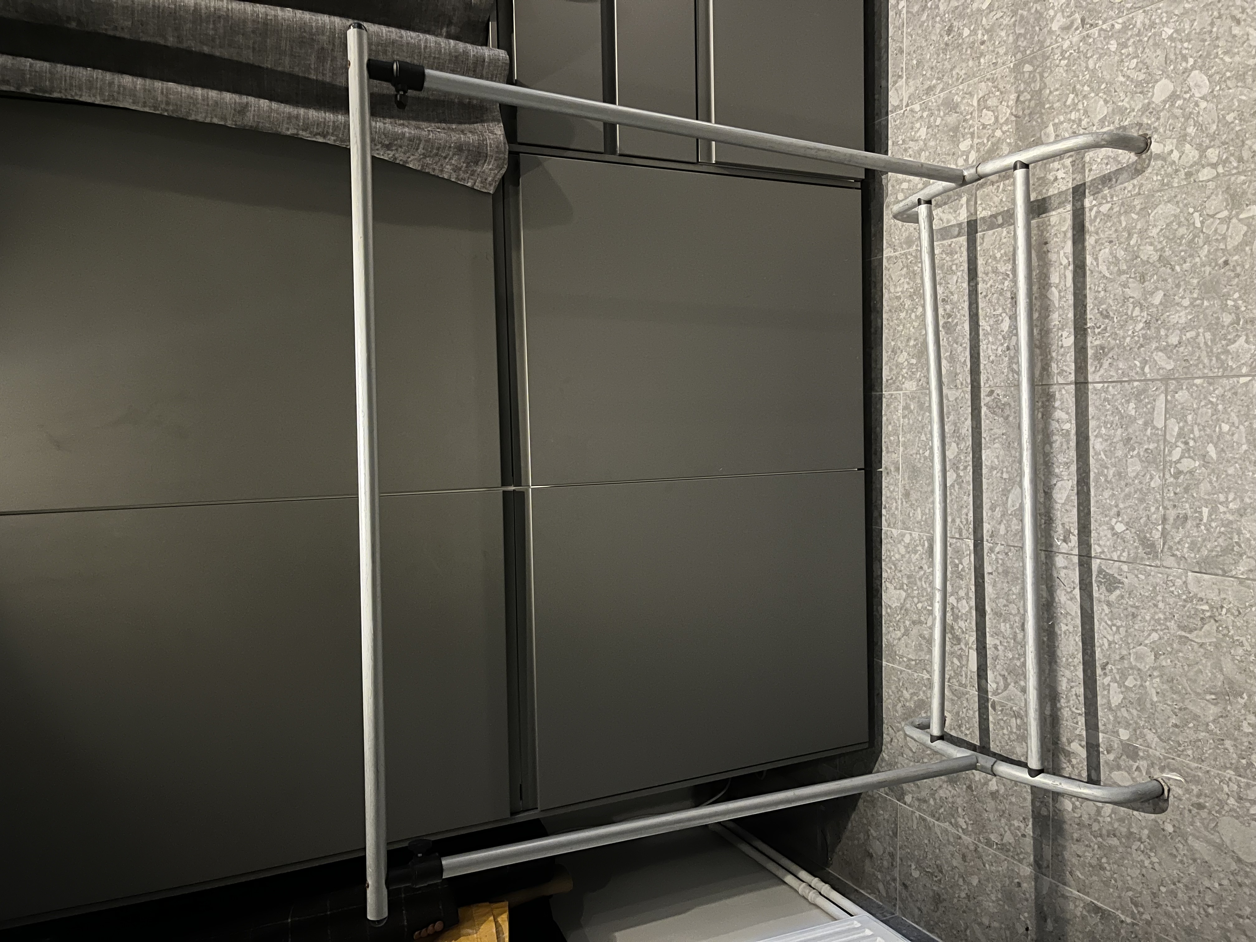 Stabil klädställning i metall – funkar även som skohylla