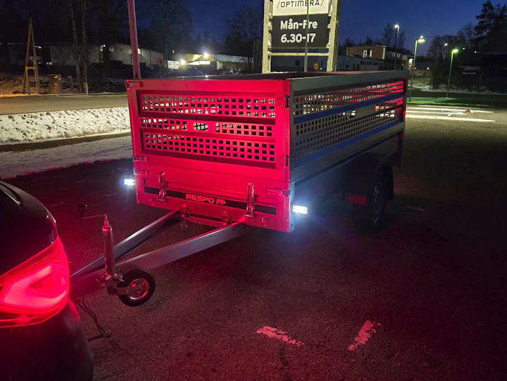 Bra smidigt släp med galler och kapell