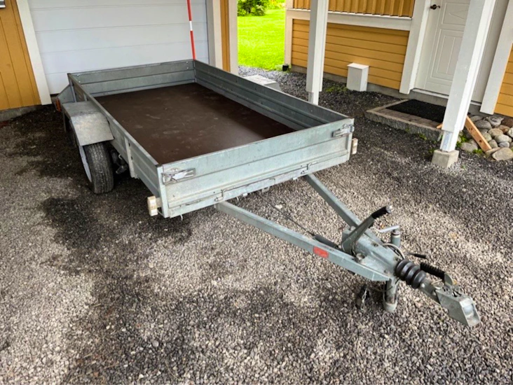 Bromsad släpvagn med ramp