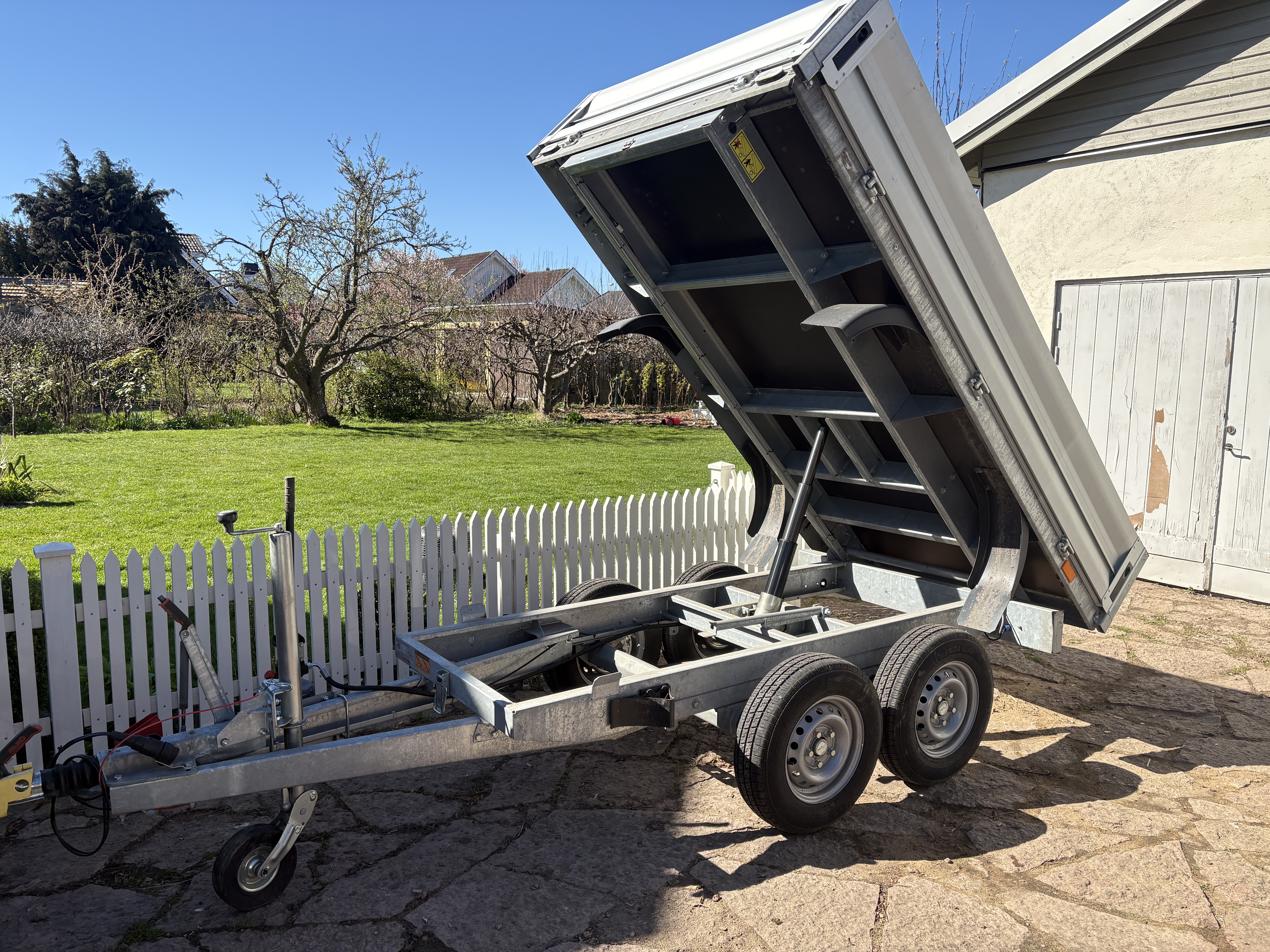 Tippsläp 2700kg med fällbara lämmar