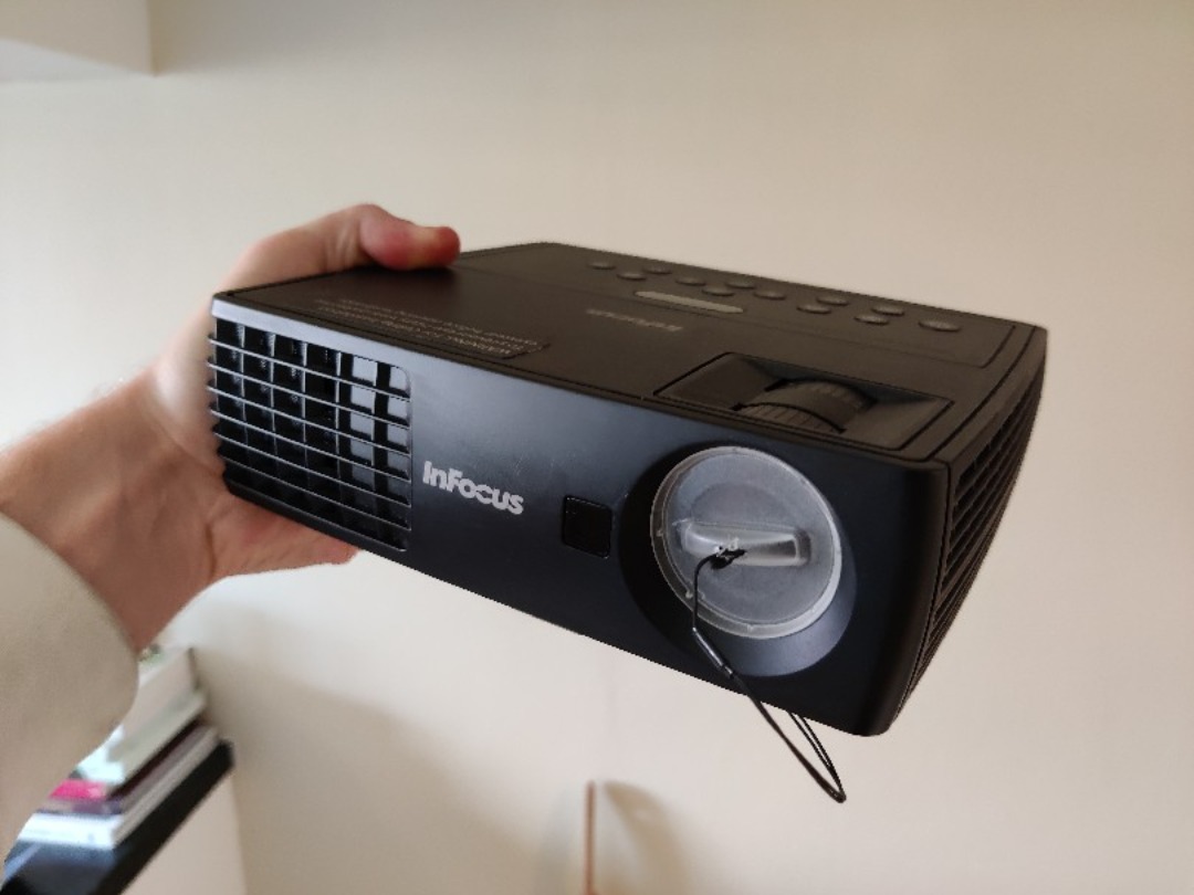 Liten smidig projektor infocus in1100
