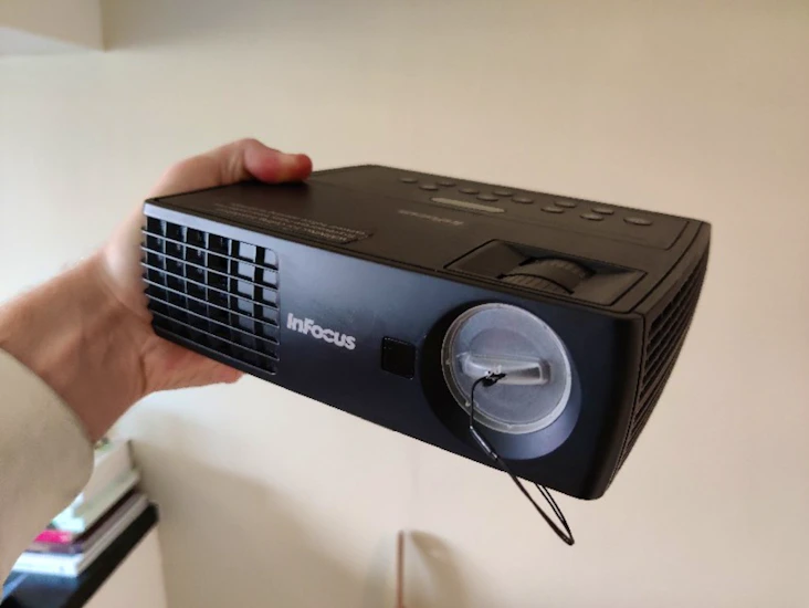 Liten smidig projektor infocus in1100