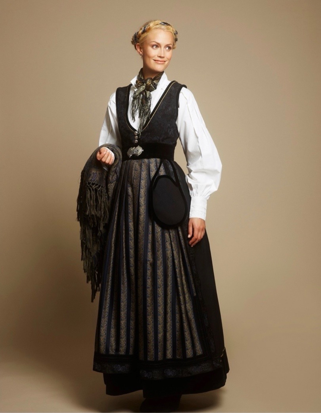 Eva lie oslo jubileumsdrakt gyllen