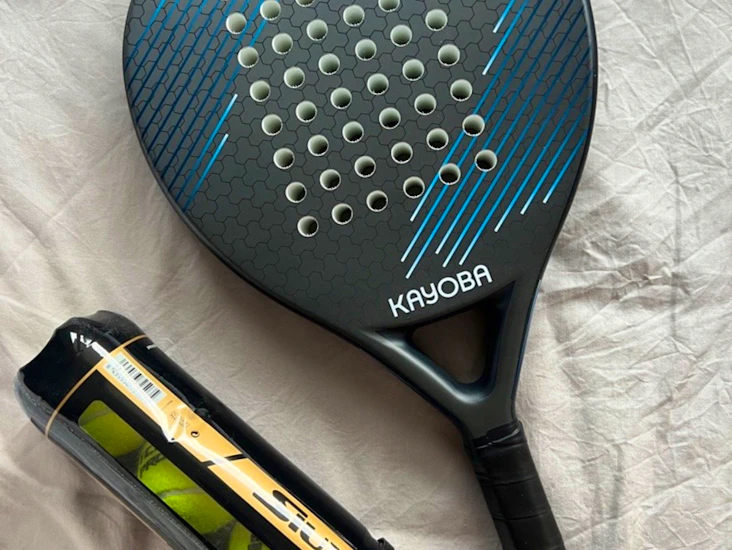 Racket og 3 x tennisballer