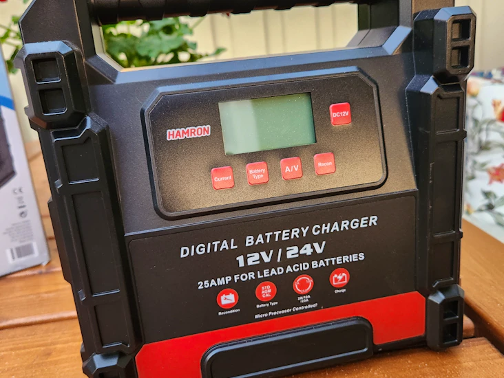 Digital batteriladdare 12v/24v – hamron 25a