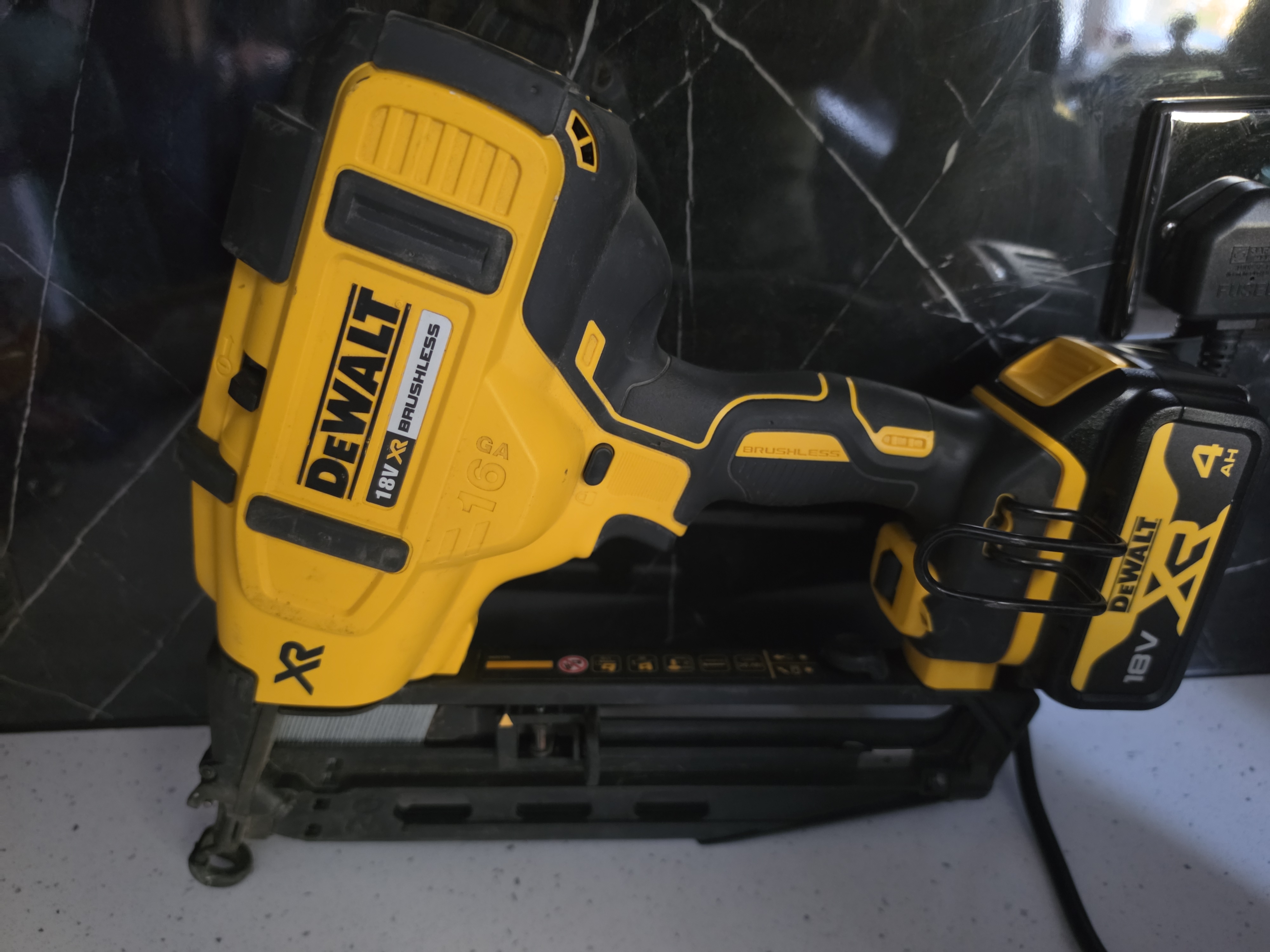 Dewalt dcn660 18v xr 2nd fix cordless finish nailer + 4ah battery