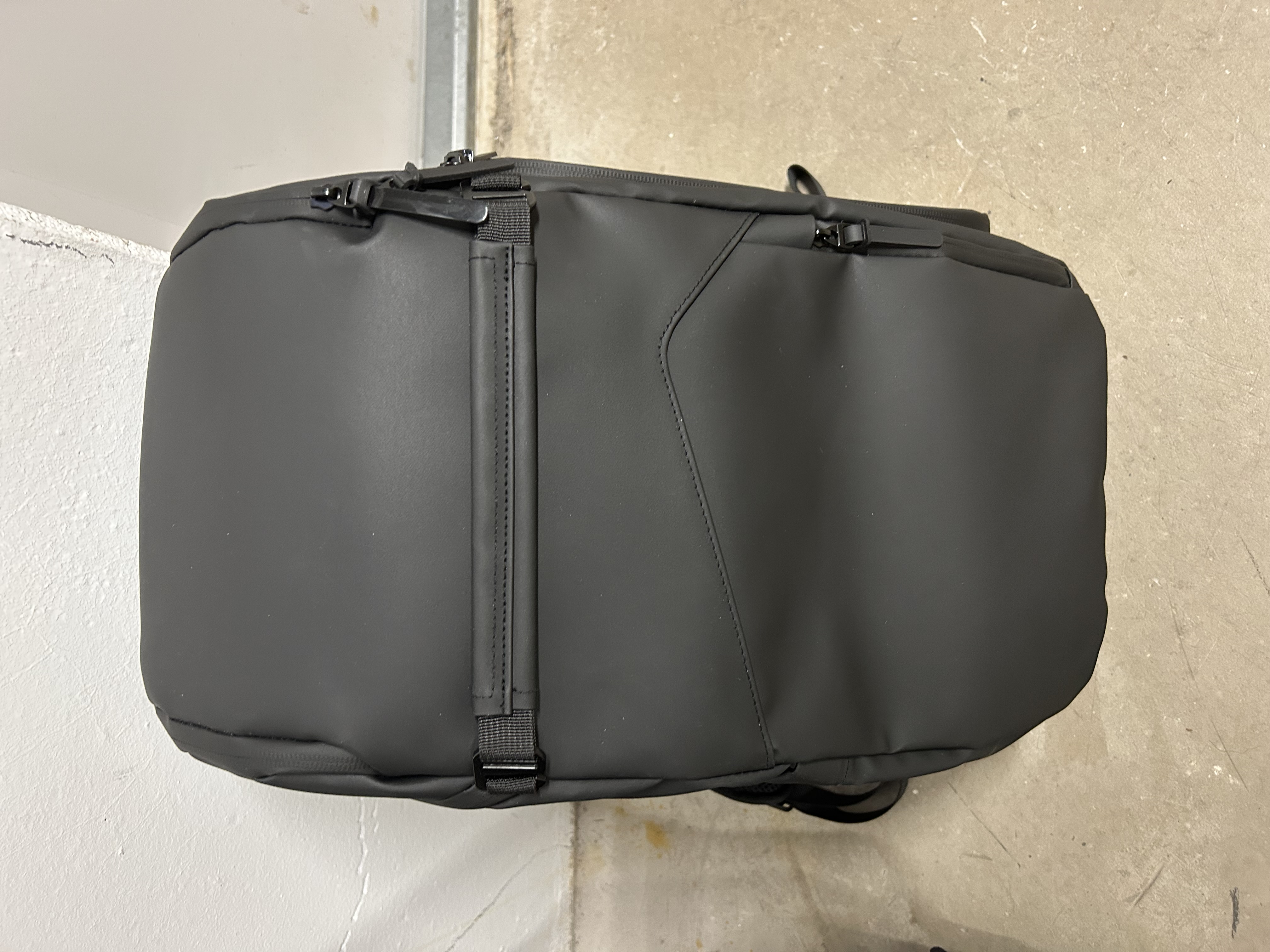 Liten 20 liter sekk, går under sete på fly