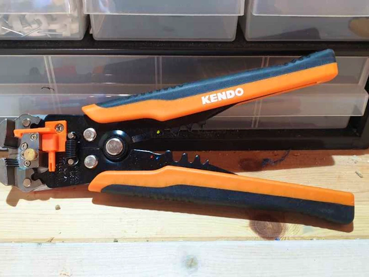 Tang til å fjerne plast fra ledning