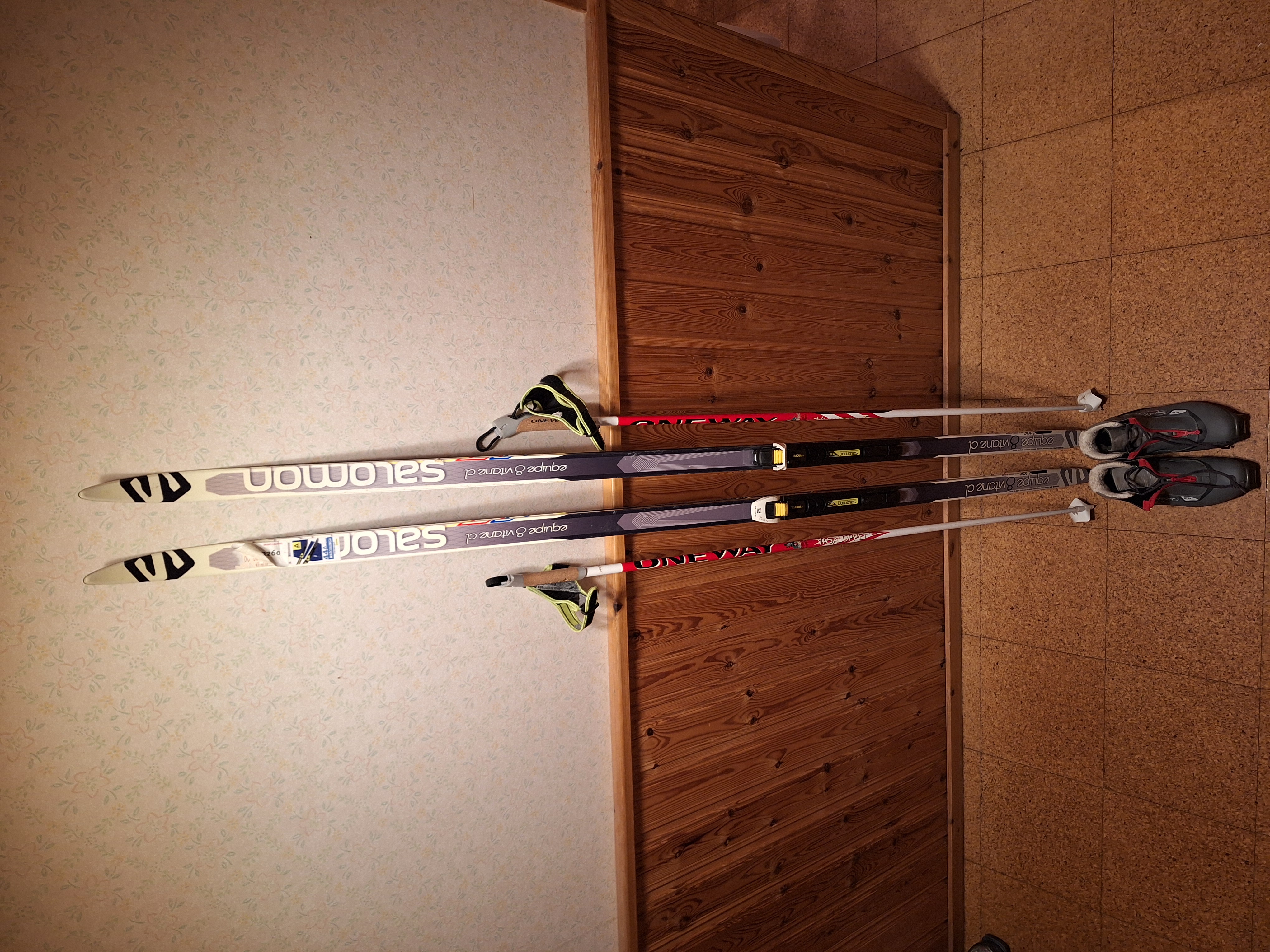 Längdskidor 200cm, pjäxor(strl 40) och stavar