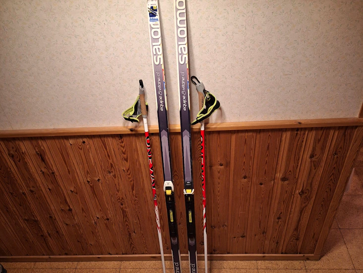 Längdskidor 200cm, pjäxor(strl 40) och stavar