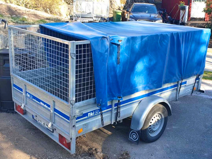 Tiki vagn (1000kg) med galler och kapell