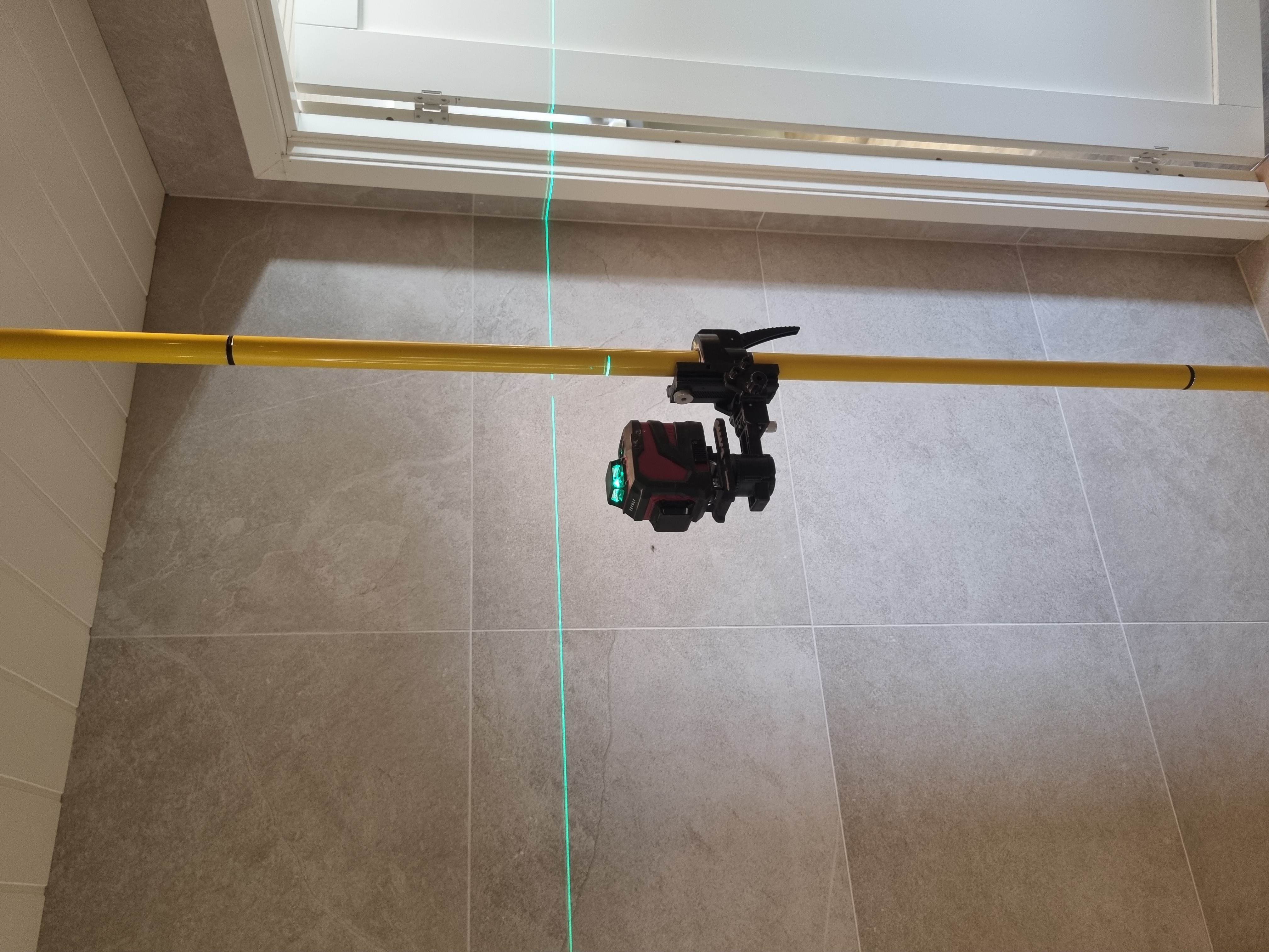 Krysslaser med stativ 