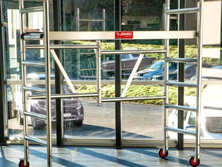 Sammenleggbart stillas på hjul