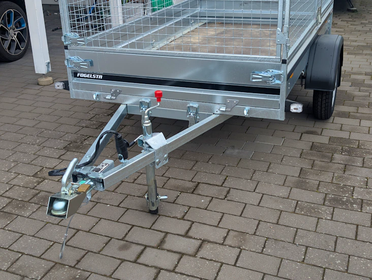 Släpvagn med galler och tippfunktion