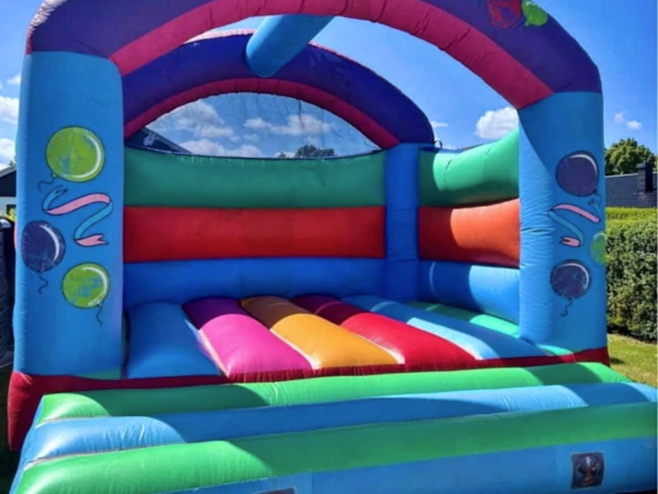 🎉 hyr färgglad hoppborg – perfekt för barnkalas och fest! 🎉