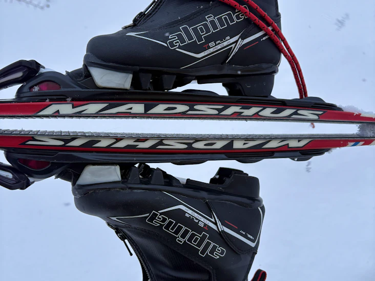 Barnskidor 100cm, pjäxor strl 26