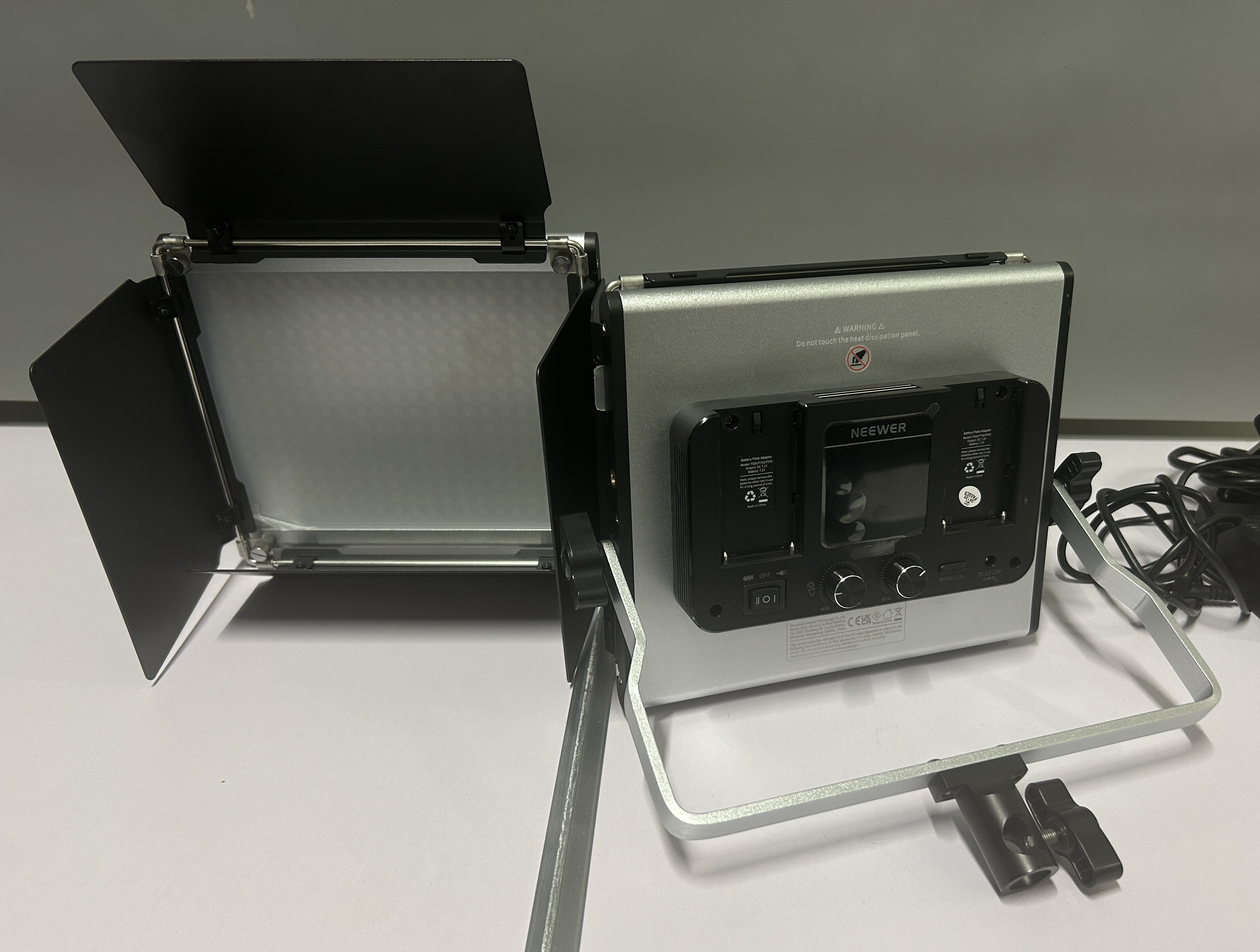 Neewer 2 pieces bi-colour 660 led video light and stand kit includes: