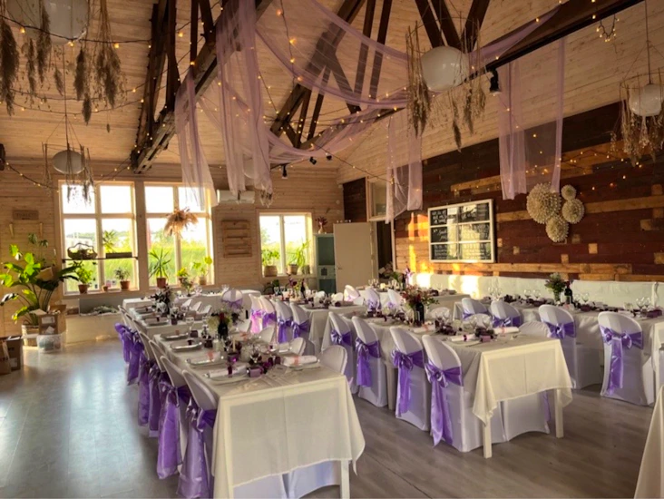 Stolsöverdrag och lila rosetter