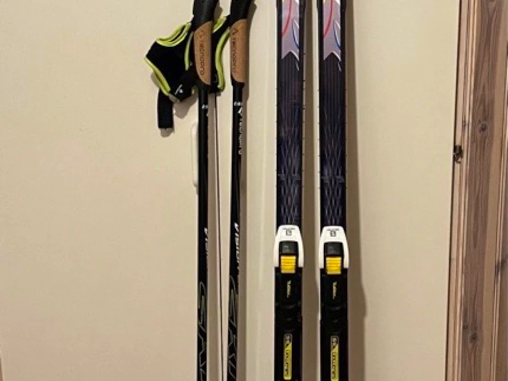 Längdskidor 188 cm + stavar