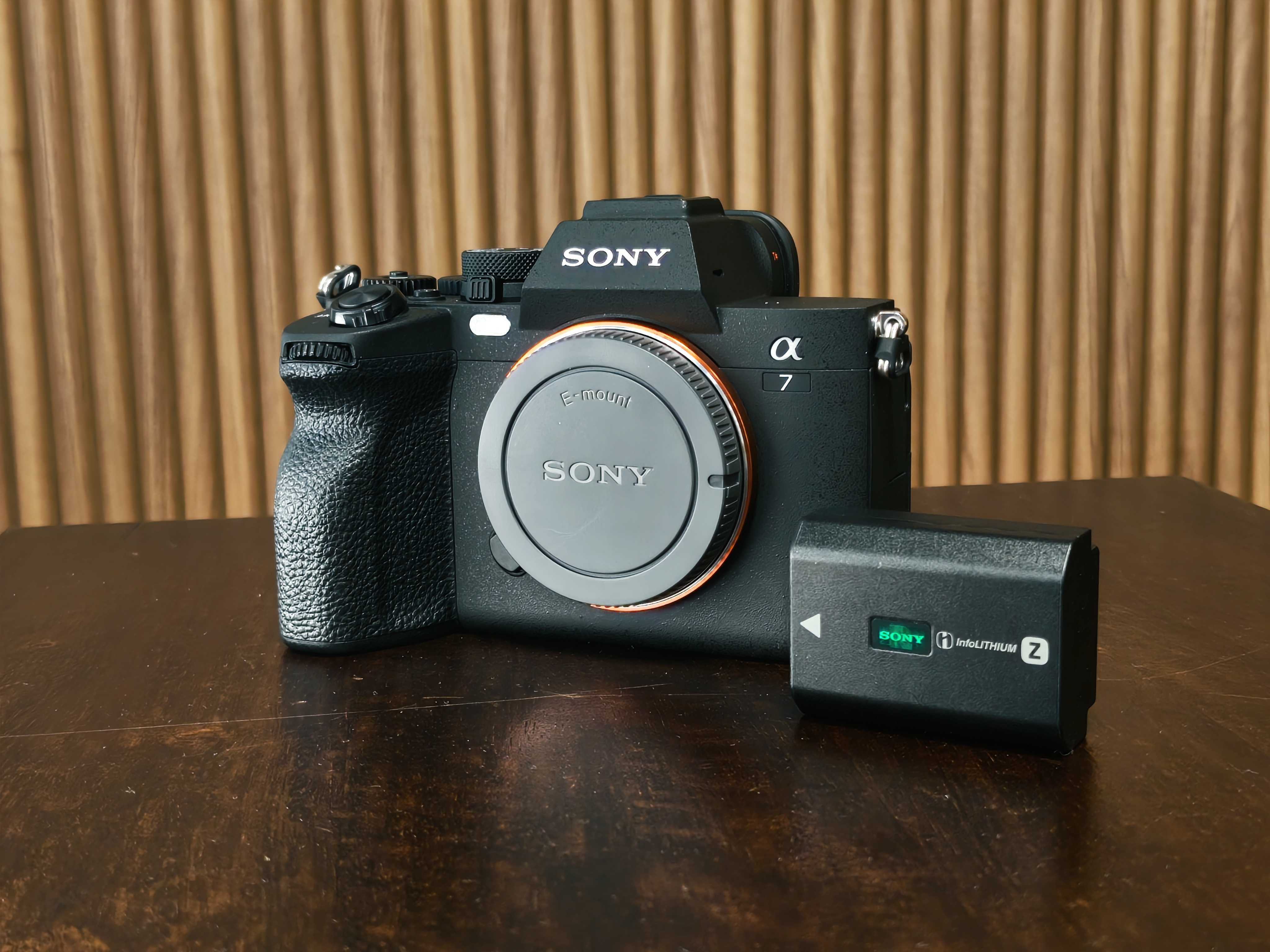 Sony a7iv camera body with battery 