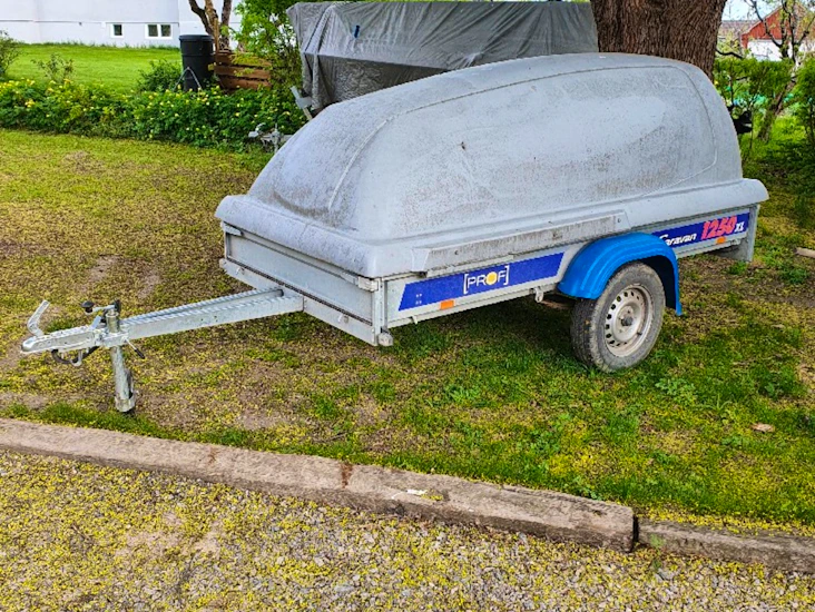 Smidigt och stötdämpat släp med kåpa. s+v