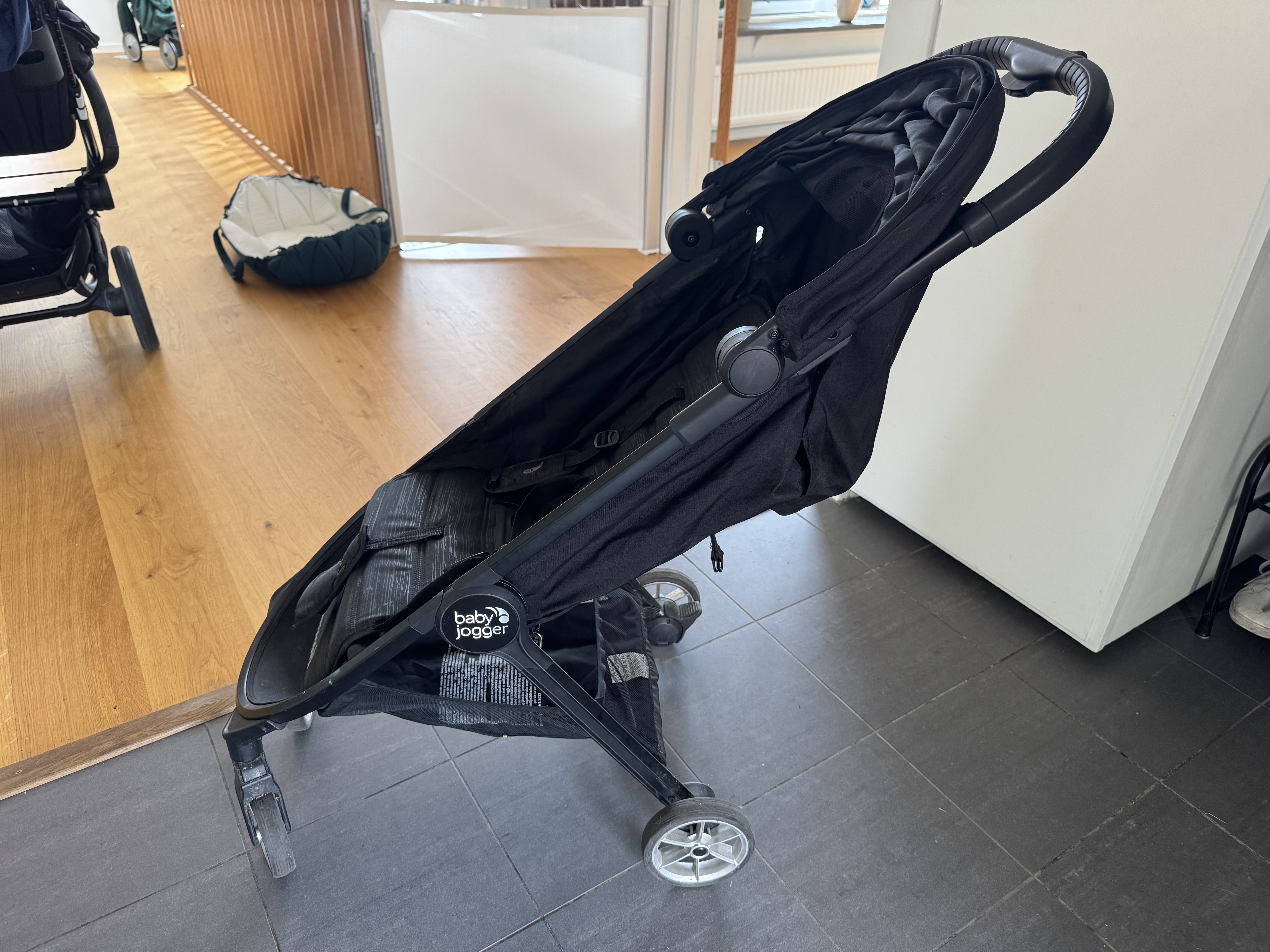 Smidig resevagn – baby jogger city tour 2