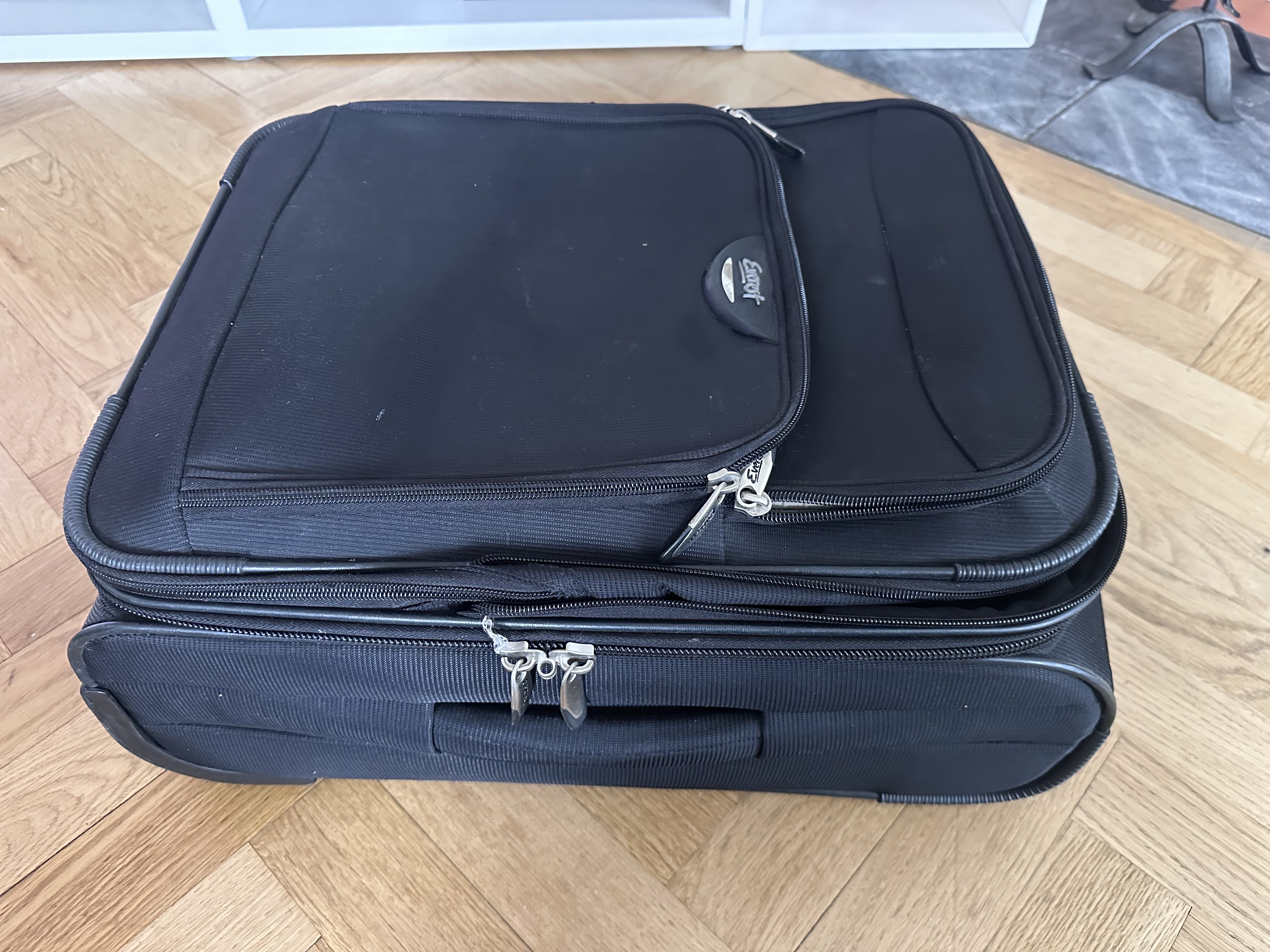 Resväska eller kabinväska från märket everest.