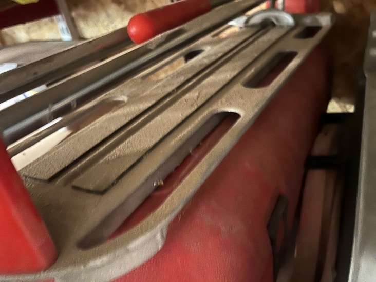 Manuaalinen laattaleikkuri