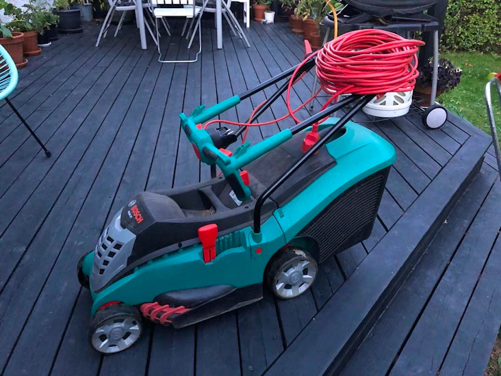 Eldriven gräsklippare.