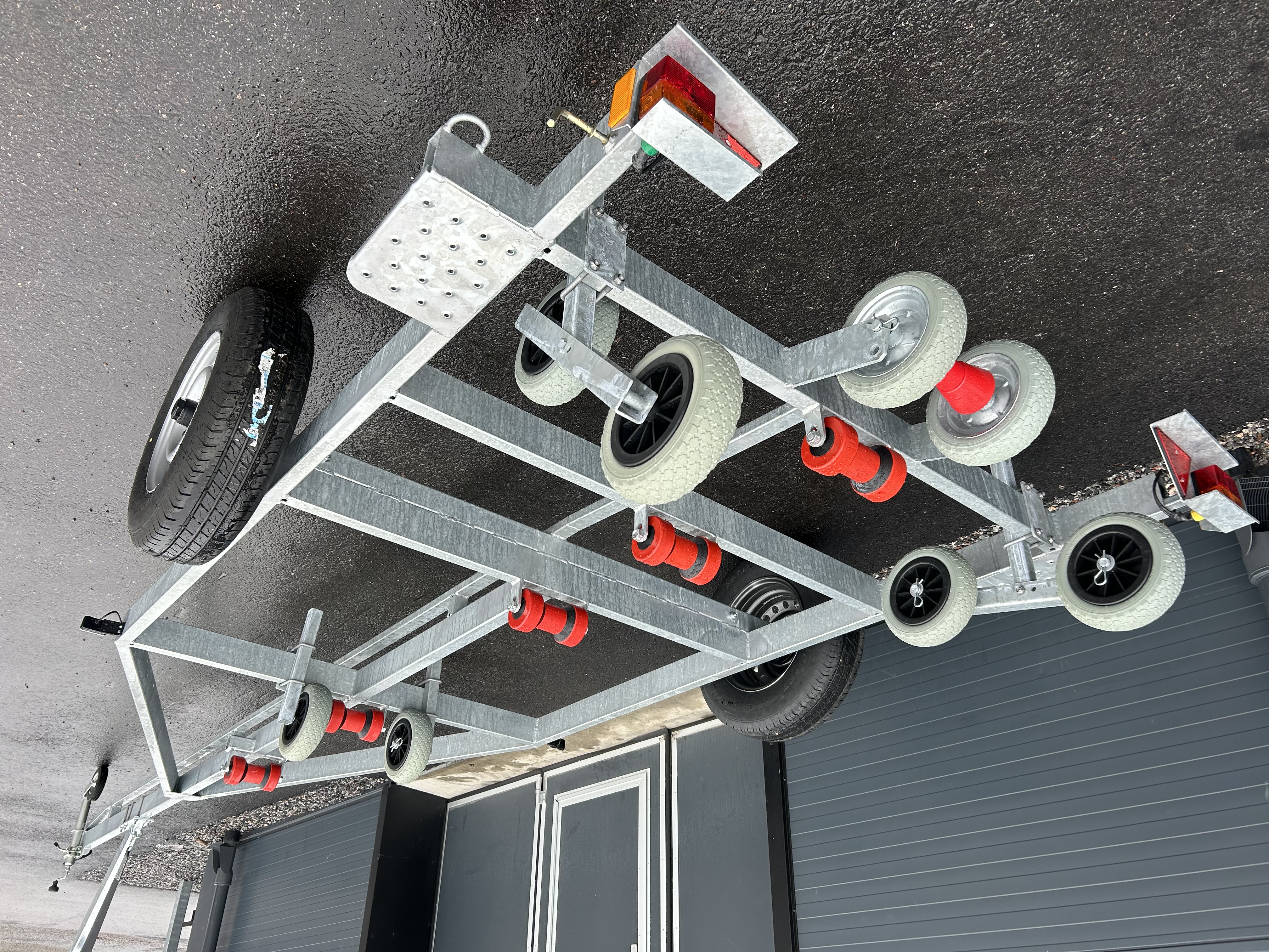 Båttrailer 30km/h lastar 6,7m samt 1650kg