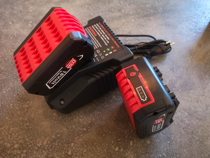 Bosch 18 v laddare + 2 batterier, 10ah