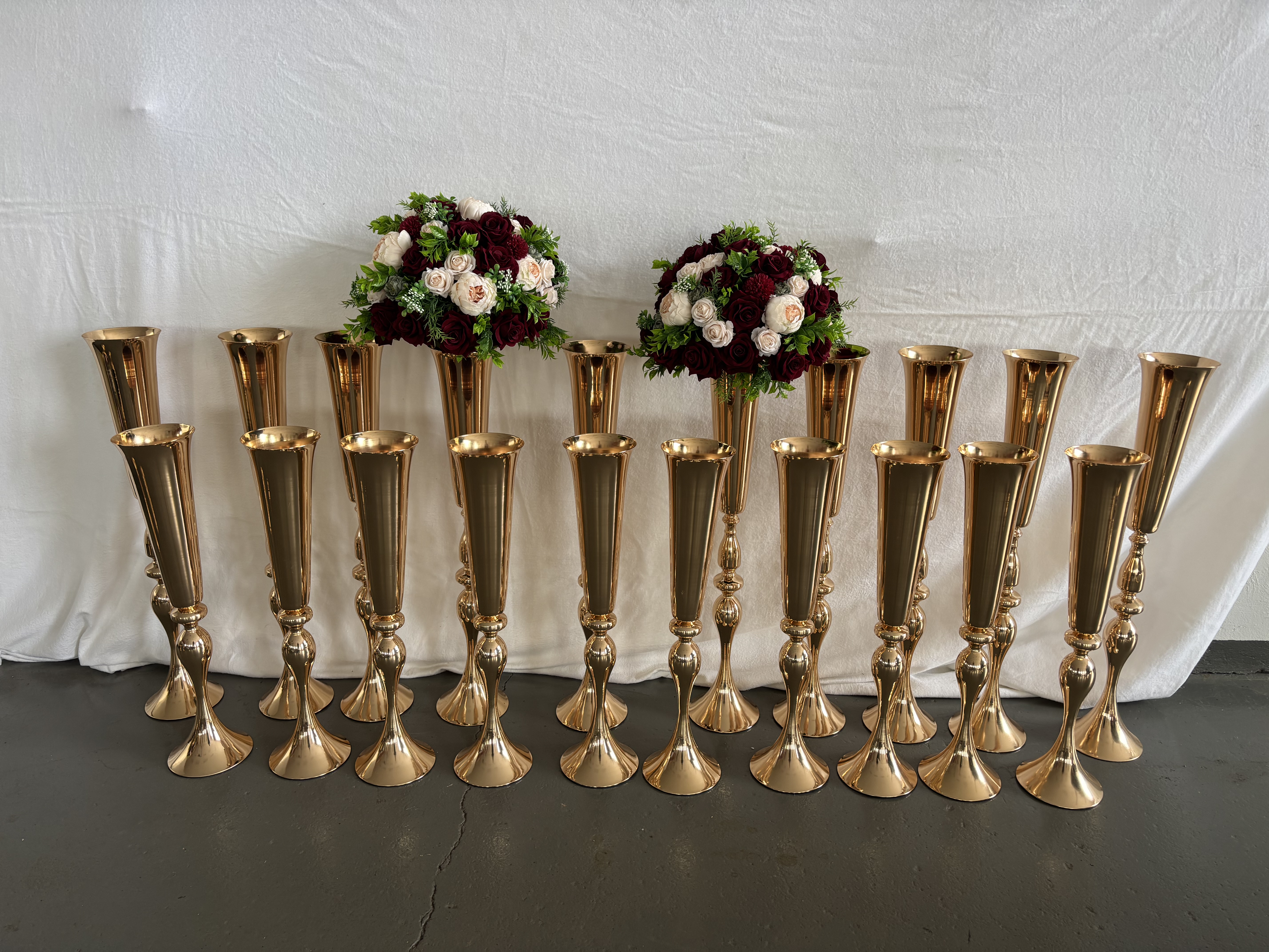 Hyr eleganta höga guldvaser till bröllop och event