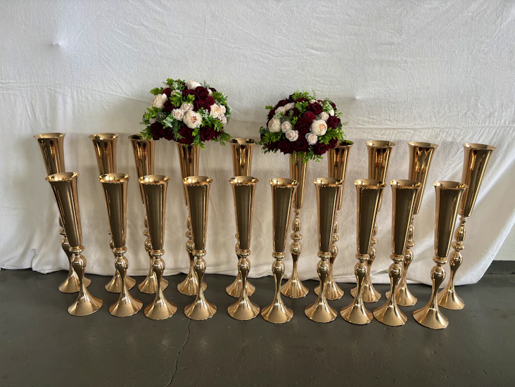 Hyr eleganta höga guldvaser till bröllop och event