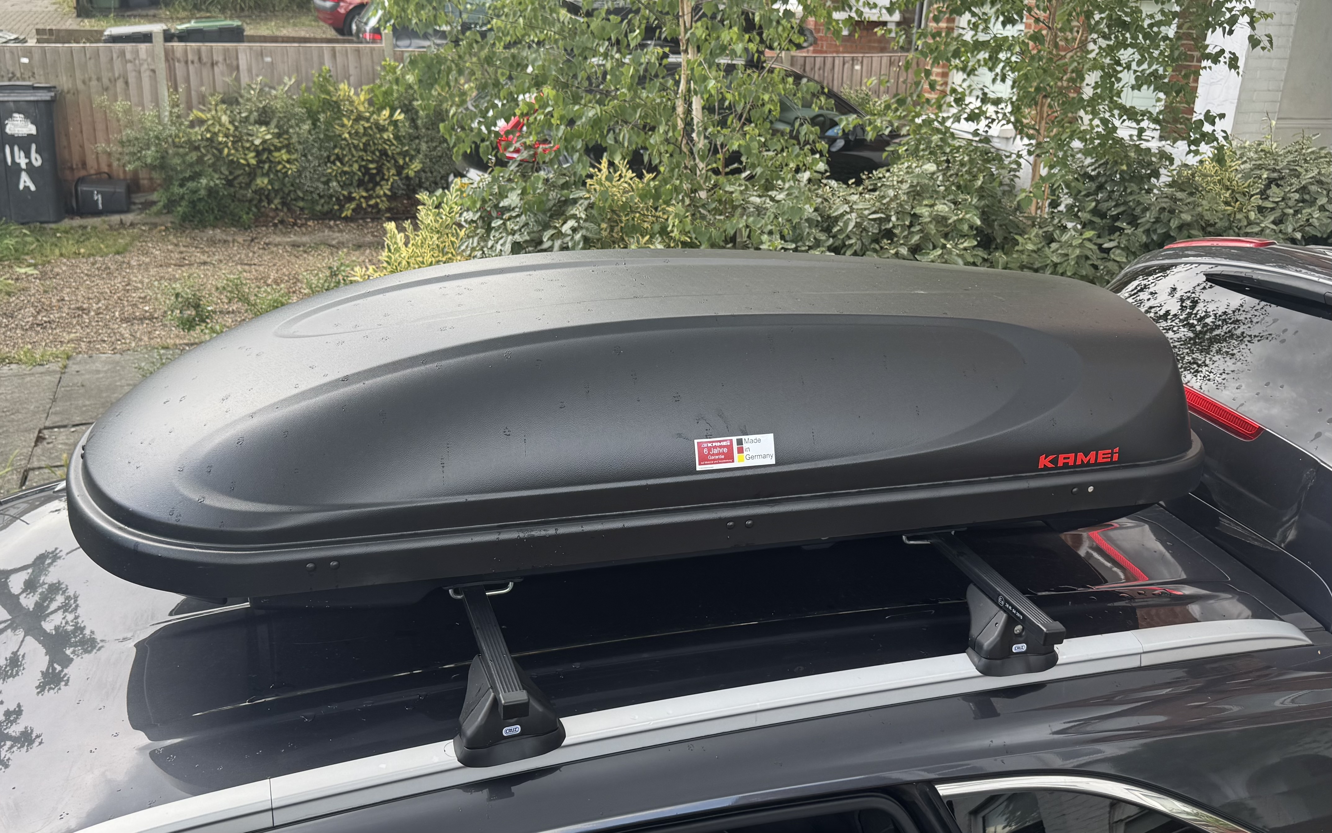 Kamei km445 medium wide roof box / cruz steel racks 330 litre capacity