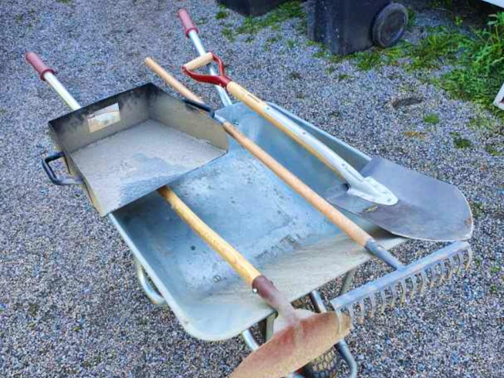 Trillebår og hageutstyr