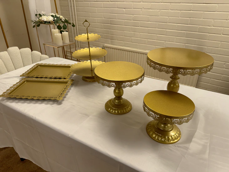 Cake and dessert stands