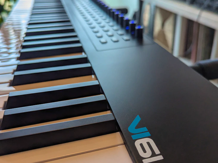 Alexis vi61 | advanced 61-key usb/midi keyboard controller