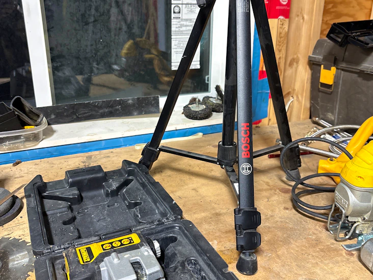Dewalt self-leveling laser level (with case) + tripod stand