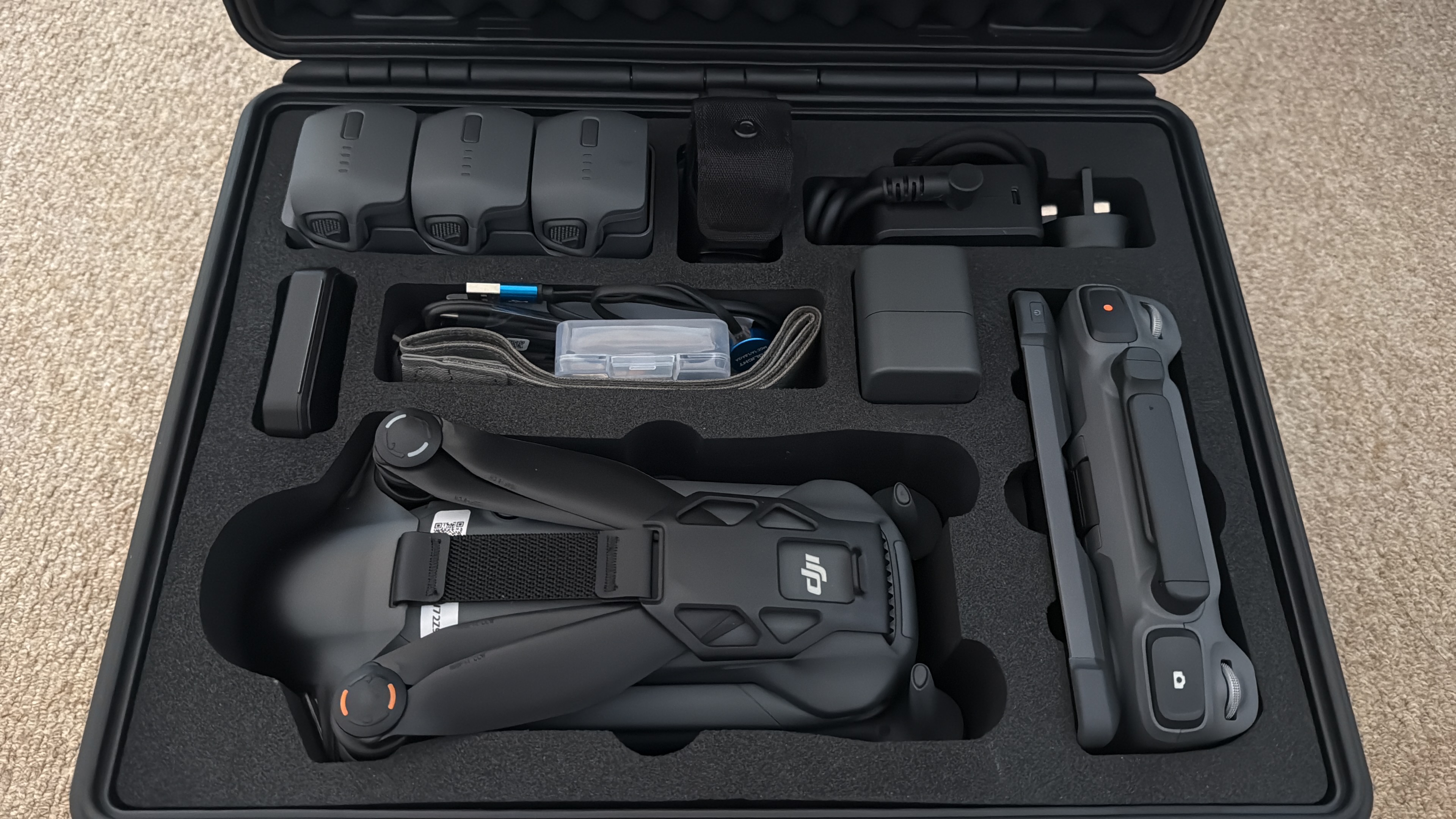 Dji mavic 4 pro creator combo – full kit (rc pro 2) + delivery options