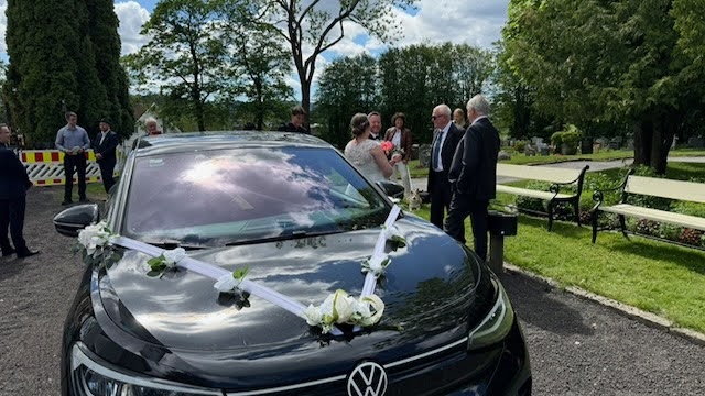 Elegant bryllupspynt til bil – gjør dagen litt ekstra magisk