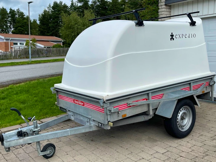 Släp med kåpa