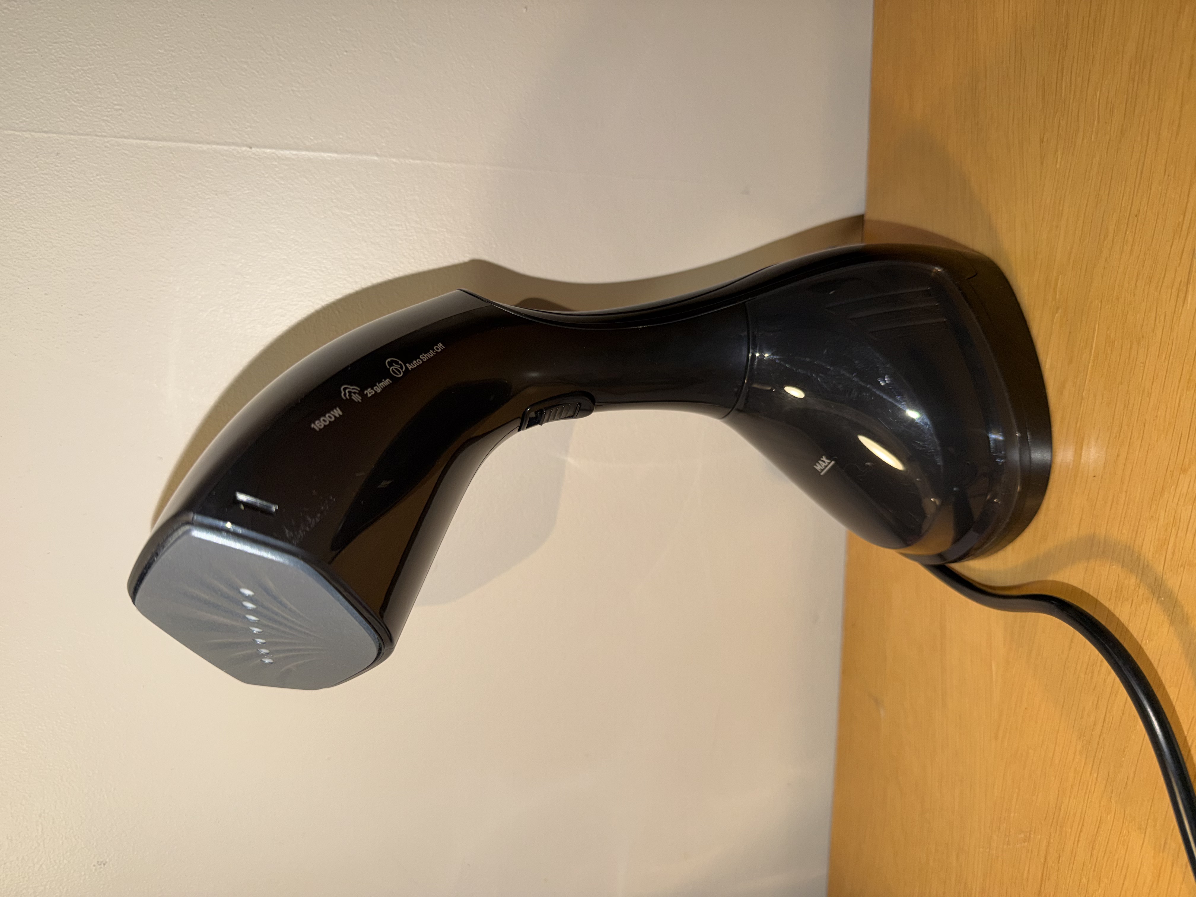 Grundig steamer – glem strykejernet, fjern skrukker på sekunder!