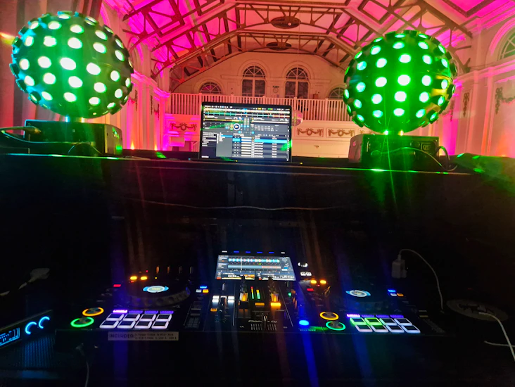 Pioneer xdj-rx3 all-in-one dj system + 2x chauvet rotosphere q3 lights party equipment birthday