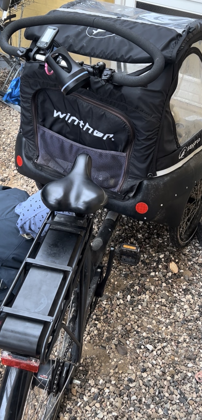 El-ladcykel med seler til børnene