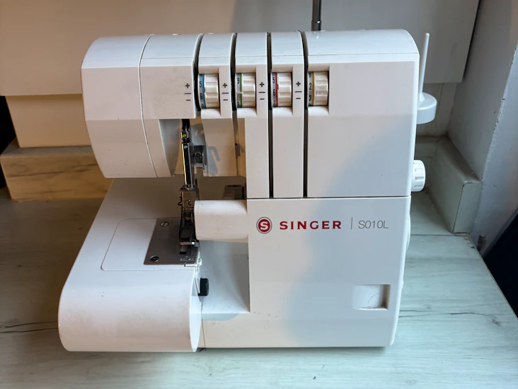 Singer overlocker s010l sewing machine