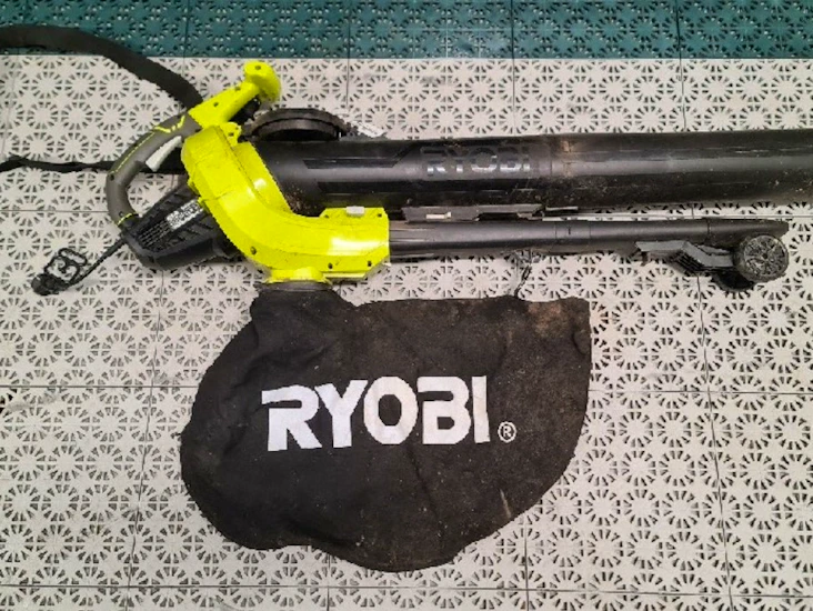Ryobi lövblås, sug, malning och uppsamling.