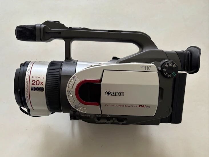 Canon xm1 mini dv camera - 90's vibes - comes with new 60 minute tape