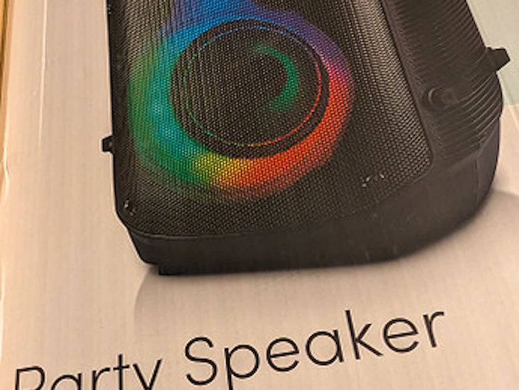 Partypakke: partybox, to mikrofoner + prosjektor