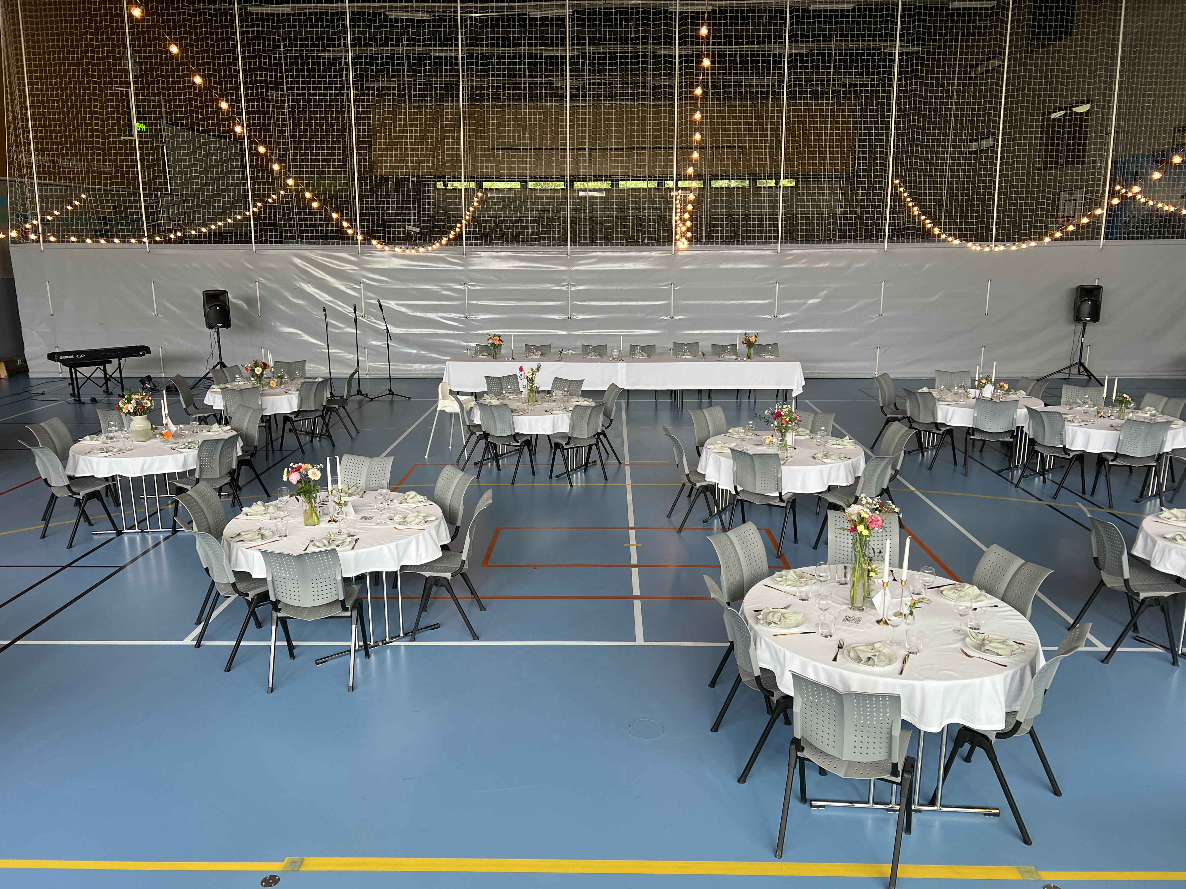 Hvite bomullsduker til bryllup og fest – 12 runde ø180 + lang duk